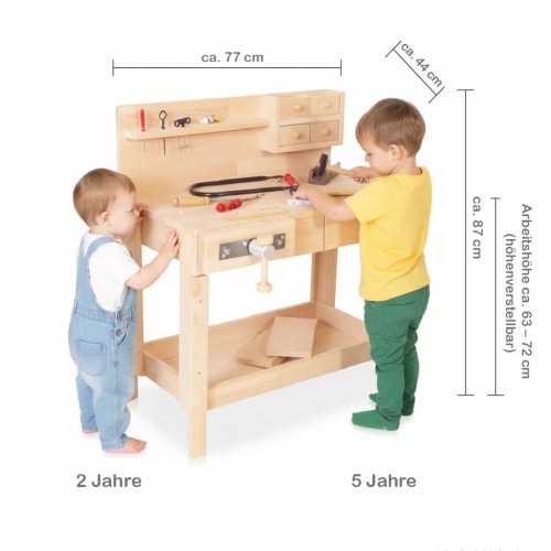 Werkbank Bob in Massivholz im Groessenvergleich von Kindern im Alter von 2 und 6 Jahren