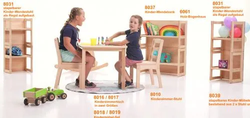 Kinder sitzen auf Kinder-Möbel und spielen, Tisch,zwei Stühle,Regale