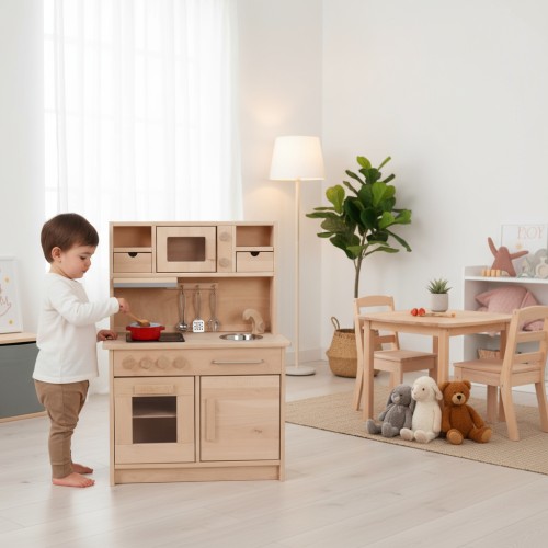 Spielküche - Spielendes Kind mit Spielständer im Hintergrund