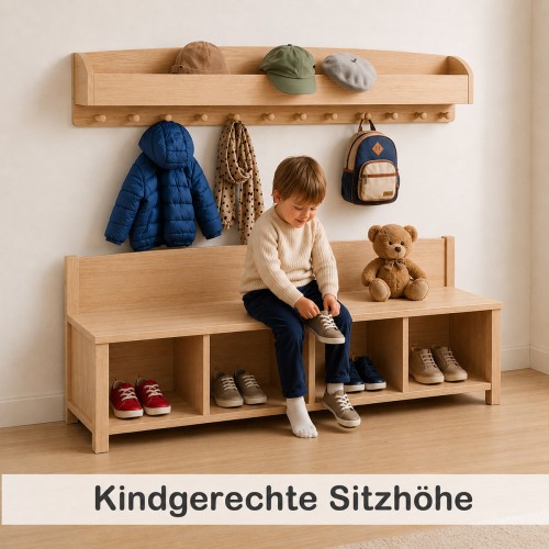 Kind sitzt bequem auf Kinder Sitzbank und zieht selbstständig Schuhe an – kindgerechte Sitzhöhe.