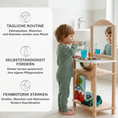 Kind wäscht Hände am Montessori Waschtisch NERI im hellen Badezimmer mit Fliesen und kindgerechter Arbeitshöhe