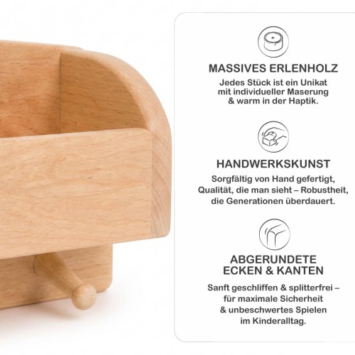 Detailaufnahme Montessori Garderobe aus Erlenholz mit sichtbarer Holzmaserung und rund geschliffenen Haken auf weißem Hintergrund.
