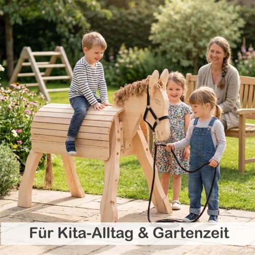 Mehrere Kinder entdecken gemeinsam den Holzesel PEDRO im Garten – ideal für Kita und Familien.