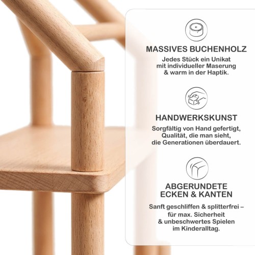 Detailaufnahme der Montessori Garderobe zeigt massives Buchenholz und abgerundete Kanten