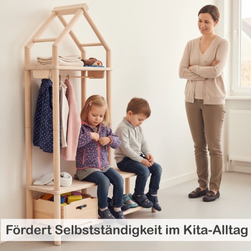 Kinder nutzen Montessori Garderobe im Kita-Alltag und üben selbstständiges Anziehen