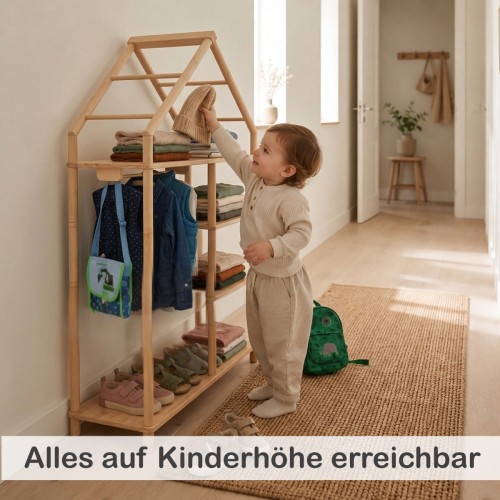 Kind erreicht Kleidung am Montessori Kleiderschrank selbstständig im hellen Flur