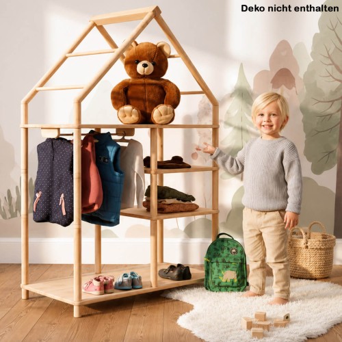 Kind nutzt Montessori Kleiderschrank und lächelt