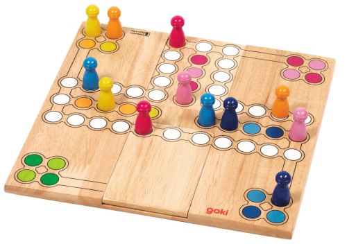 Klassisches Ludo-Spielbrett aus hellem Holz; auf den weißen Feldern stehen verschiedene bunte Holzfiguren in Gelb, Grün, Blau, Rosa und Orange