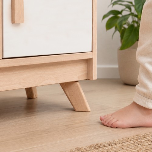 Detailaufnahme der Skandi Füße neben einem Kinderfuß