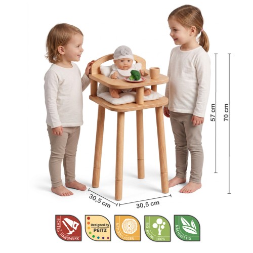 Puppenhochstuhl aus Holz im Größenvergleich mit zwei Kindern – 70 cm Höhe realistisch dargestellt