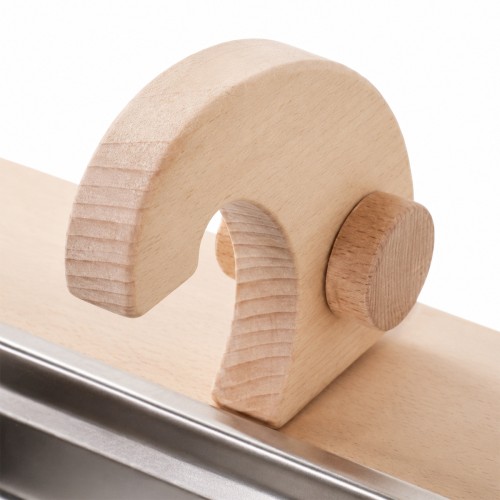 Drehbarer Holz-Wasserhahn am Edelstahl-Spülbecken – natürliches Zubehör für die multifunktionale Spieltheke