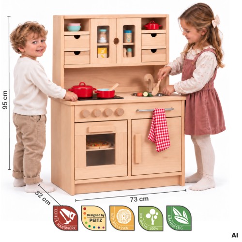Holz Kinderküche HÄNSEL mit zwei Kindern im Größenvergleich – 73 cm breit, 32 cm tief und 95 cm hoch.