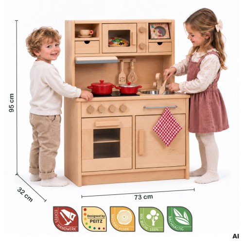Zwei Kinder im Größenvergleich mit der Holz Kinderküche GRETEL aus Buche natur mit 95 cm Höhe und 73 cm Breite.
