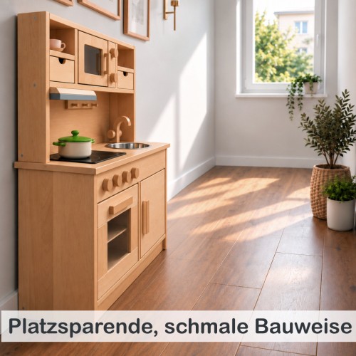 Holz Kinderküche GRETEL mit schmaler Bauweise, platzsparend in einem hellen Wohnraum an der Wand aufgestellt.