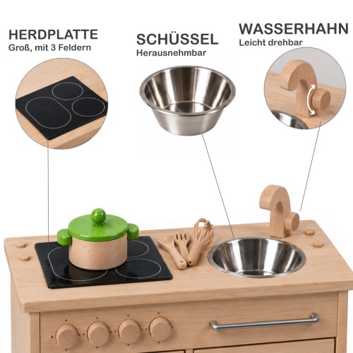 Holz Kinderküche mit drehbaren Knöpfen, herausnehmbarem Backblech und geöffneten Staufächern für Spielzubehör.