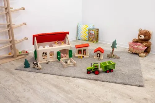 Spielwelt Kinder-Bauernhof aus Massivholz von Holzspielzeug Peitz, mit Stall, Hundehuette, Huehnerstall, Traktor, Holz-Tieren und Pflanzen