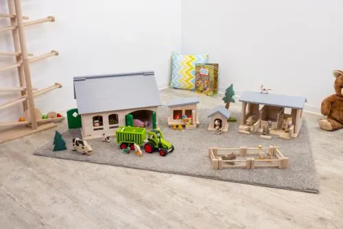 Spielwelt Kinder-Bauernhof aus Massivholz mit grauem Dach, Hundehütte, Bauernhof, Hühnerstall, Traktor und Holz-Tiere