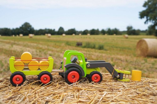 Spielzeug Frontlader draußen im Einsatz