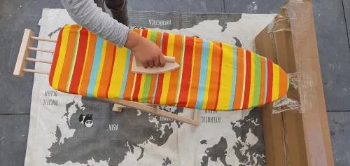 Buntes Kinder-Bügelbrett mit Spielbügeleisen aus Holz
