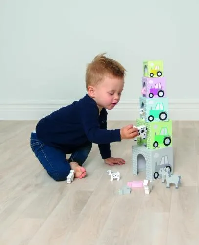 Kind Spielt mit stabelwürfen farbig