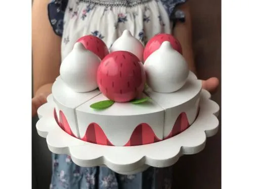 Spielzeug-Erdbeer-Kuchen mit Spielmesser als Zubehör für Spielküche
