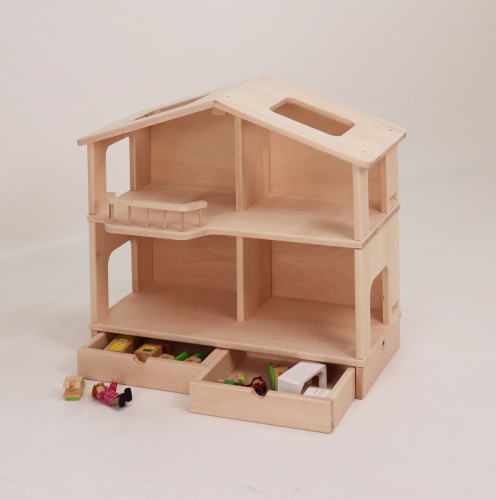 Detailansicht der geöffneten Puppenhaus Schubladen mit Spielzeugmöbeln und Puppen als Stauraum