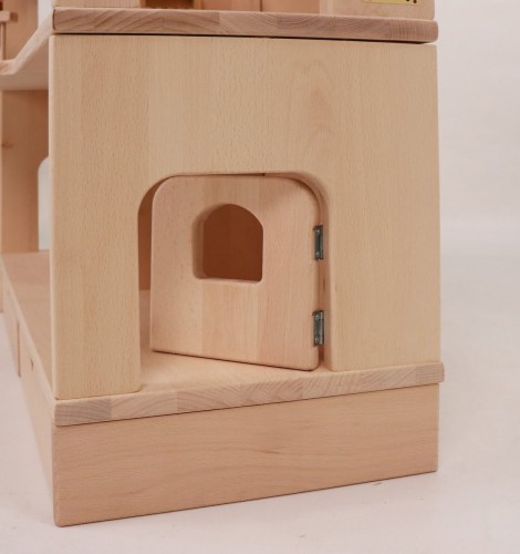 Geschlossene Puppenhaustür aus massivem Holz als Erweiterung eingesetzt in ein Puppenhaus