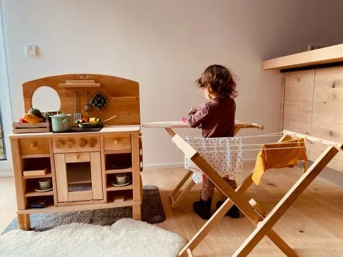 Kinder-Spiel-Küche 4-seitig natürlich bespielbar aus massivem Buchenholz, stabil und robust im Aufbau, hochwertige Verarbeitung, ökologisch - mit Waschespinne und Bügelbrett