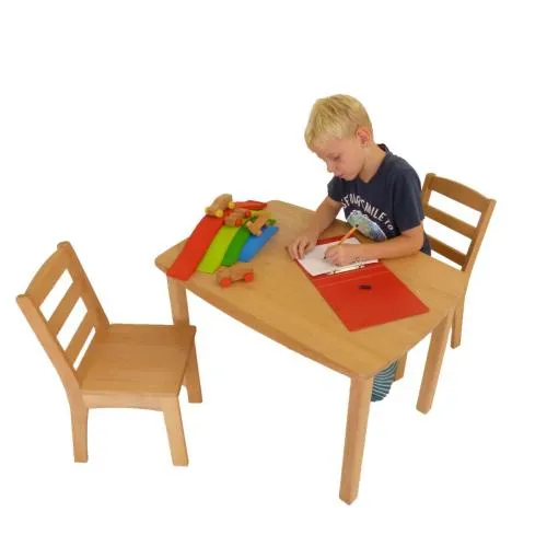 Kind-Junge-malt-schreibt-Schreibtisch-Maltisch-Kombination- Kinderzimmermöbel-Kindergartenausstattung-Set-Tisch-Stühle-Massivholz