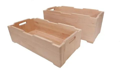 Niedrige Stapelkisten aus Naturholz. Gut geeignet als Ordnungsboxen für das Kinderzimmer.