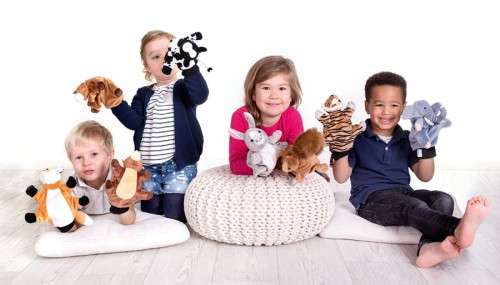 Kinder spielen mit Handpuppen und einer Handpuppe Affe