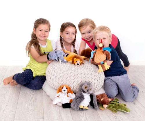 Kinder spielen mit Handpuppen und T-Rex Handpuppe für Puppentheater-Geschichten