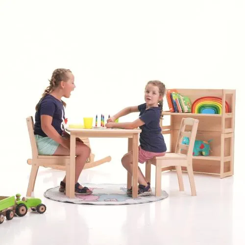 Kinder sitzen am Tisch und spielen, Kindermöbel aus Holz