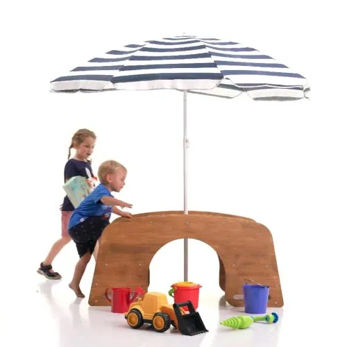 Zwei Kinder kommen zur Outdoor-Sitzgarnitur mit Sonnenschirm zum spielen.