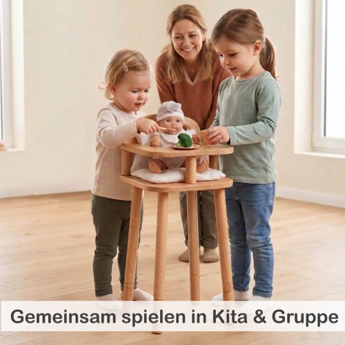 Kinder spielen gemeinsam mit dem Puppenhochstuhl aus Holz im Kita-Gruppenraum und stärken soziales Miteinander
