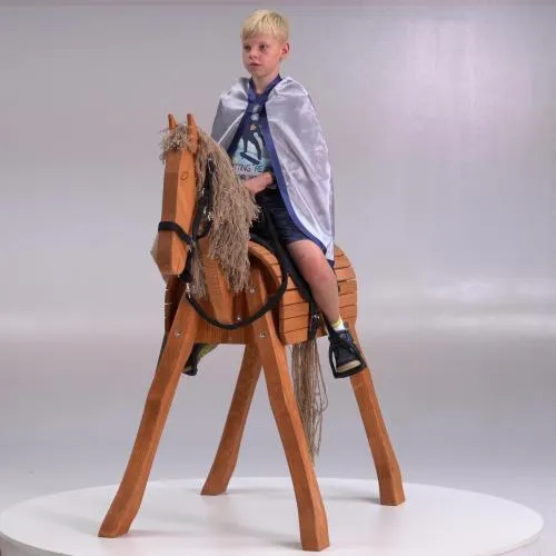 Kind auf Holz-Voltigierpferd