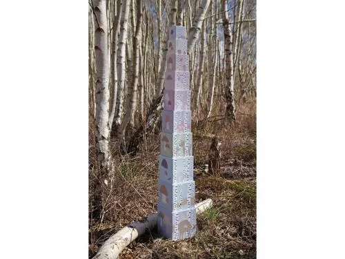 Stapelwürfel als Turm im Birkenwald 1