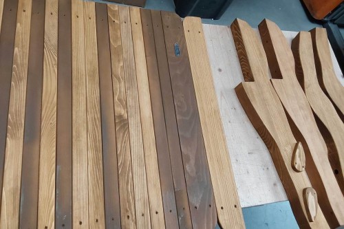 Sichtbare Farbunterschiede der Holzlatten beim Alpaka DIEGO Sonderposten