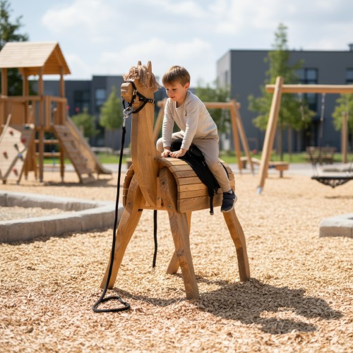 Preview: Alpaka Lama DIEGO Outdoor Spielpferd aus Holz für Kinder personalisierbar Holzpferd Alternative groß für den Garten Preview: Kind spielt auf großem Holz Alpaka DIEGO im Garten – die pädagogische Spielpferd Alternative fördert die Fantasie.