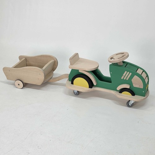 Angekoppelter Holzanhänger am Traktor BERTI