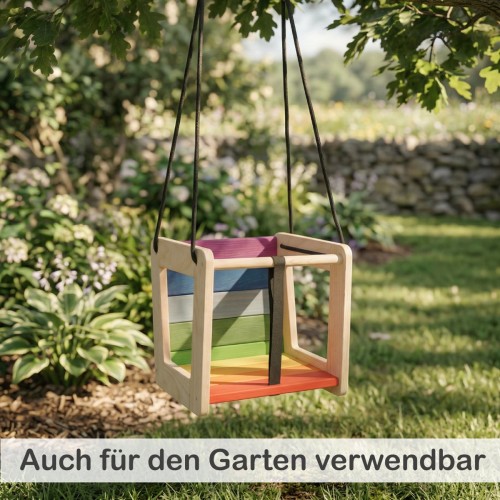 Babyschaukel aus Holz im Garten an einem Baum aufgehängt für Outdoor Nutzung