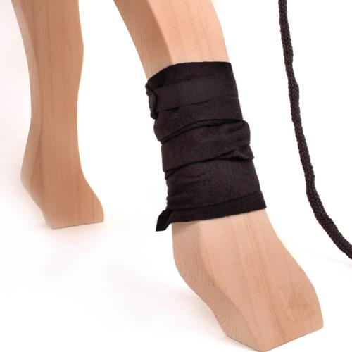 Voltigierpferd mit Bandage für Schutz