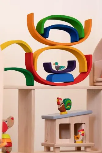 Huehnerstall mit Hühnern im Spielständer, dekorativ