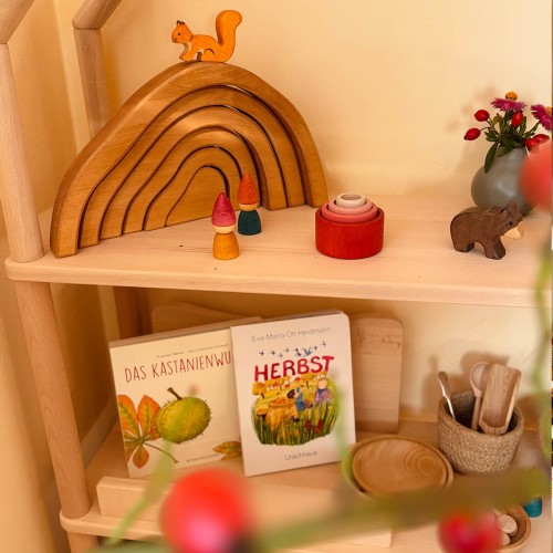 Bücherregal im Montessori Stil für Kinder Bücherregal im Montessori Stil für Kinder