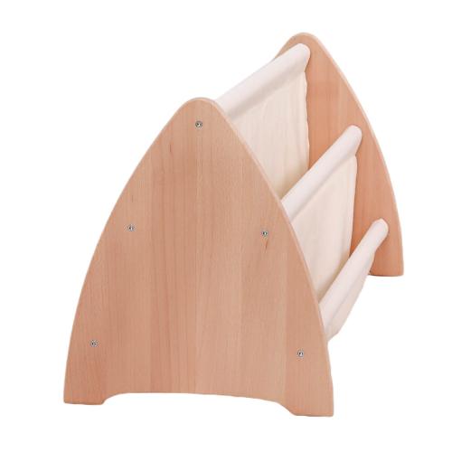 Bücherregal mit Stofftaschen