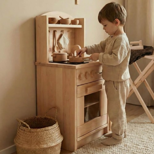 Holzküche Kinder aus Buche natur – Kind spielt begeistert in warmem Montessori-Kinderzimmer und fördert Kreativität