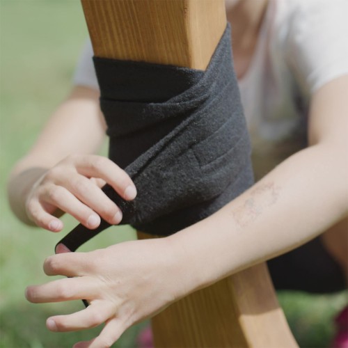 Bandage wird an das Pferdebein angelegt.