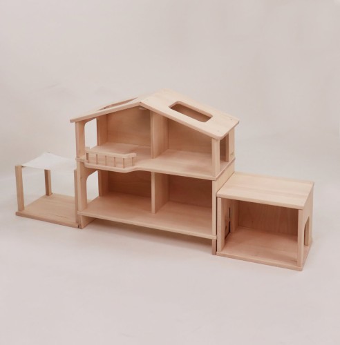 Puppenhaus Garage aus massivem, naturbelassenem Holz mit Auffahrtsrampe.