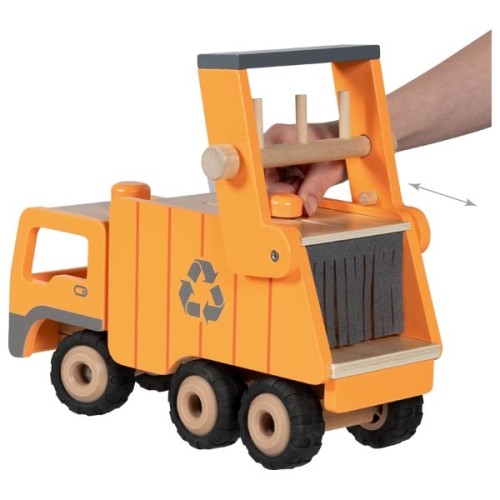 Kind bedient die mechanische Ausschubfunktion am Goki Müllwagen