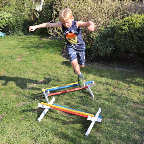 Preview: Hindernis Hürde für Kinder im Garten – aktives Spielen mit Hobby Horse, fördert Bewegung und Koordination